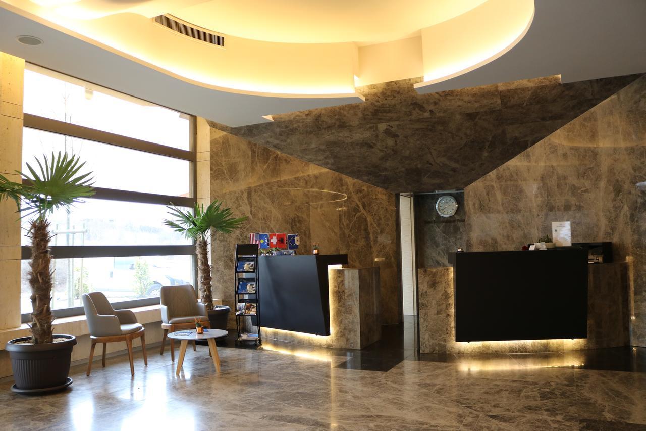Hotel International Prishtina & Spa Pristina Exterior foto